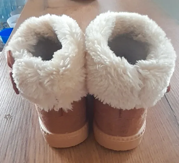 Trois paires de chaussures filles tailles 22. - photo numéro 3
