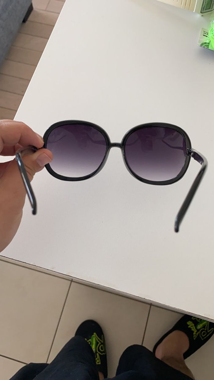 Belle paire de lunette de soleil - photo numéro 3