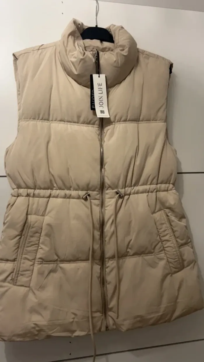 Doudoune stradivarius sans manches beige taille M neuve avec étiquette