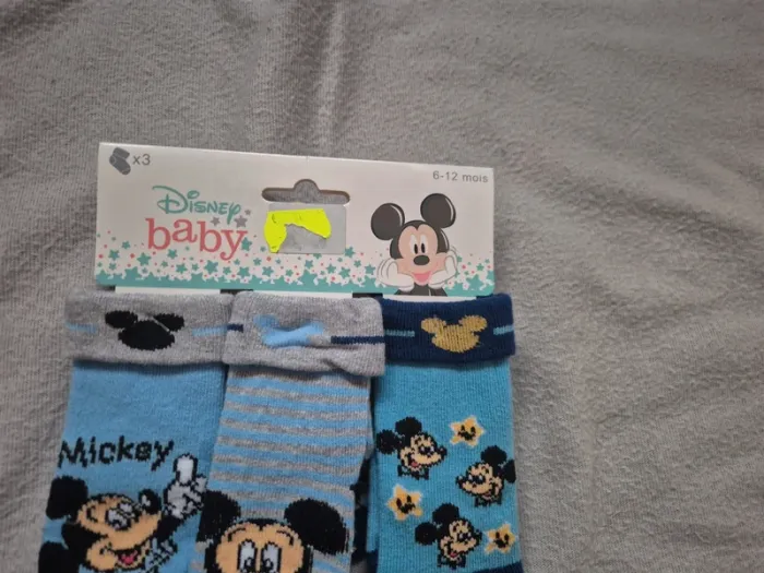 Chaussettes Disney 6-12 mois neuves - photo numéro 2