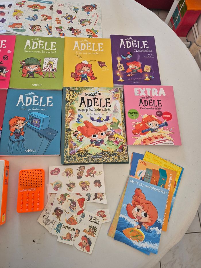 Lot Mortelle adele 8 livres, jeu défis mortels, la boite a phrases mortelles tatoo stickers carte - photo numéro 3