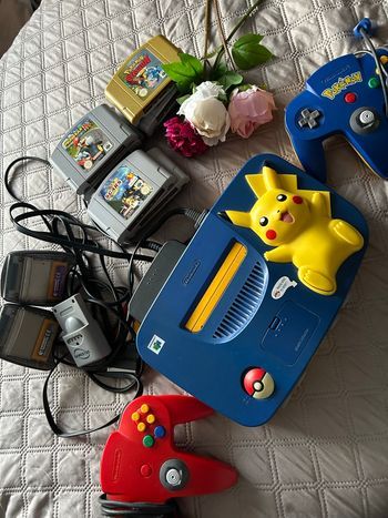 Lot Nintendo 64 Collector PIKACHU + 11 Jeux Cultes (Mario 64, Mario Kart) + Acc. Pokémon