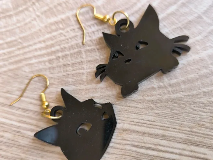 Boucles d'oreilles asymétriques silhouette chat 🐱 - photo numéro 2