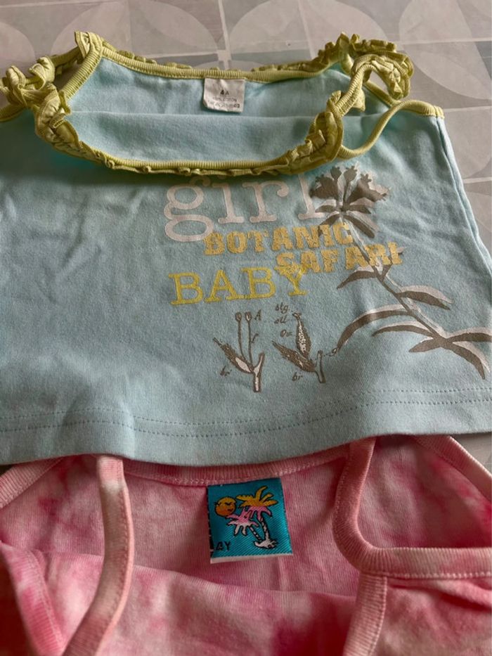 Lot de 2 t shirts fille -4 ans - en très bon état - photo numéro 3