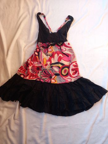 Robe courte à bretelles et volants