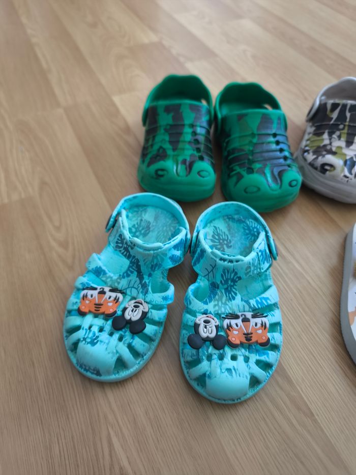 Lot 4 paires de crocs et tongs - photo numéro 2