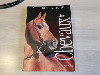 Livre L'univers des chevaux - 311 pages