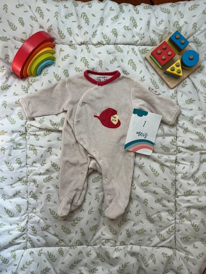 pyjama grenouillère en velours beige et rouge ouverture devant 1 mois chatounets