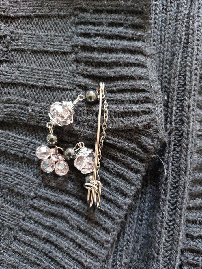 Gilet cardigan avec broche - photo numéro 2