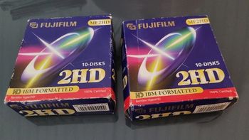 2 boîtes de disquettes l'une complète 10 et l'autre 5