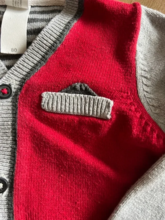 Gilet baby club gris et rouge 1 an - photo numéro 2