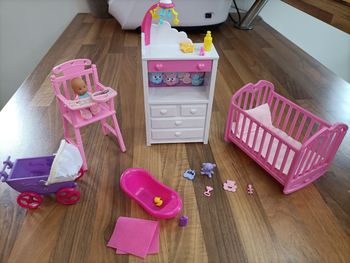 Gros lot nurserie bébé barbie avec meubles et nombreux accessoires