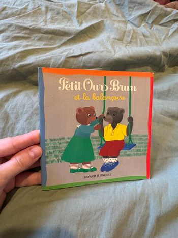 Petit ours brun à la balançoire 