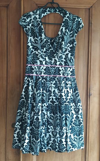 Très jolie robe habillée sinéquanone taille 36.