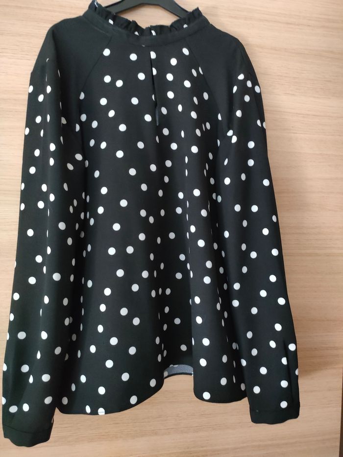 Blouse à pois, nœud dans le dos