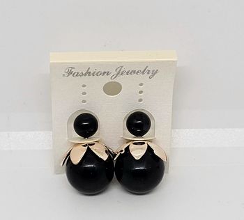 Paire de boucles d'oreilles.
Neuve.