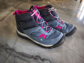 Chaussures montantes de randonnée Taille 34 Decathlon Quechua. Très bon état. Grises et  fushia. Lavées pour la  vente.