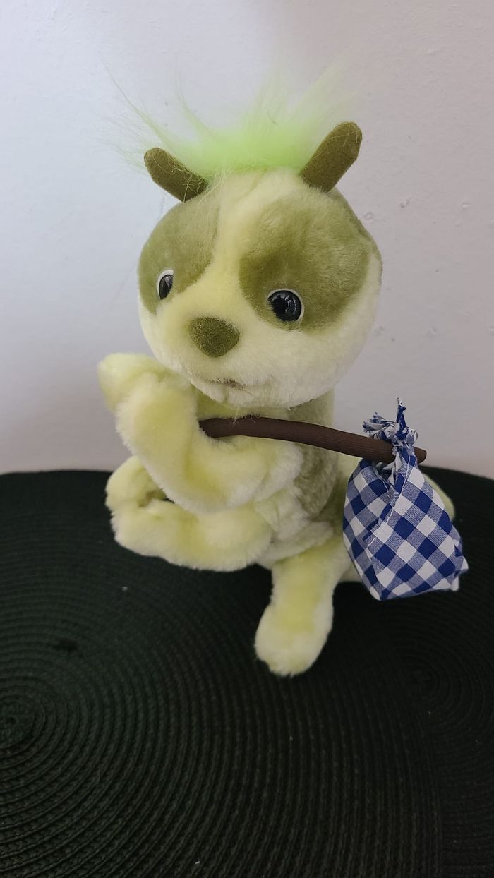 Jouet peluche vintage d'une chenille verte avec un baluchon bleu. "Heunec" - photo numéro 4