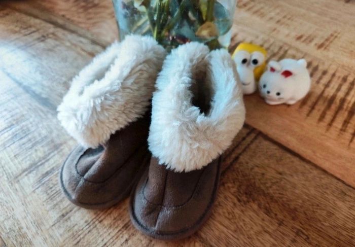 Jolie petite paire de bottines fourrées bébé 6-12 mois - photo numéro 2
