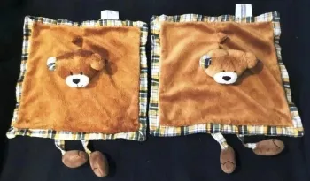 2 Doudous plats Ours marron / Ecossais ** Aubert