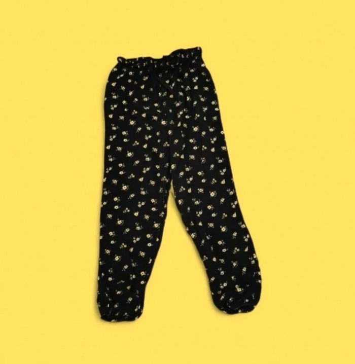 Pantalon fluide C&A noir fleures jaunes taille 10 ans