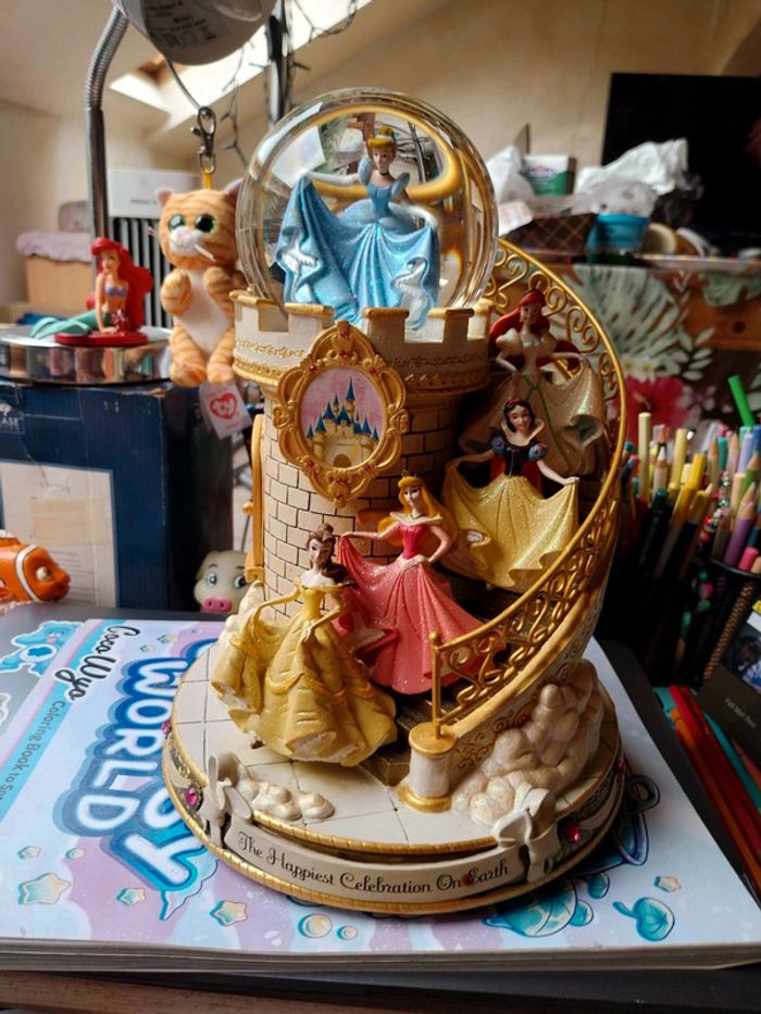 Snowglobe disney disneyland Paris princesses musical