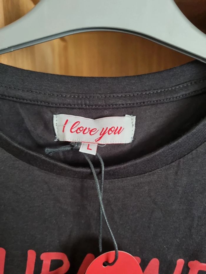T Shirt. " Je suis célibataire et je le vis bien " - photo numéro 2