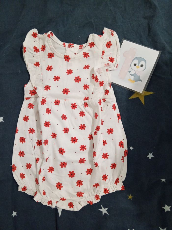 Barboteuse blanche a fleurs _ 1 mois