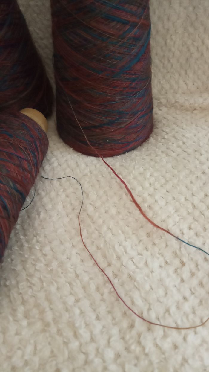 3 petites Bobines de Fil à Tricoter chinées, légèrement méchées (670g) - photo numéro 3