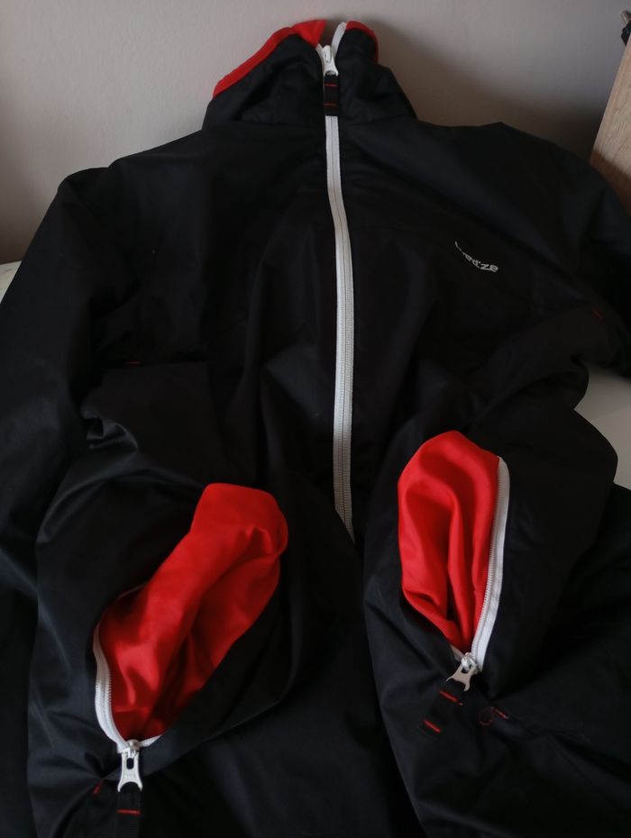 Coupe-vent blouson avec capuche.Taille S .Mixte . Decathlon ..Polyester.Noir et rouge . État neuf . - photo numéro 6