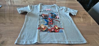 Tee-shirt super heroes marvel disneyland paris 6 ans