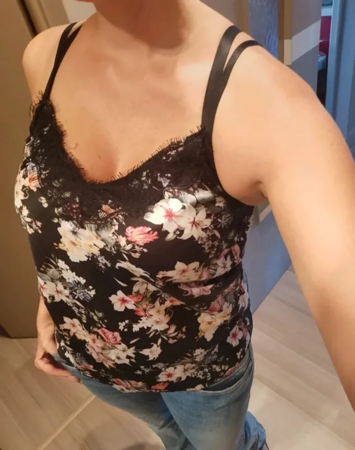 Debardeur fleuri effet soie taille 36/38 - photo numéro 2