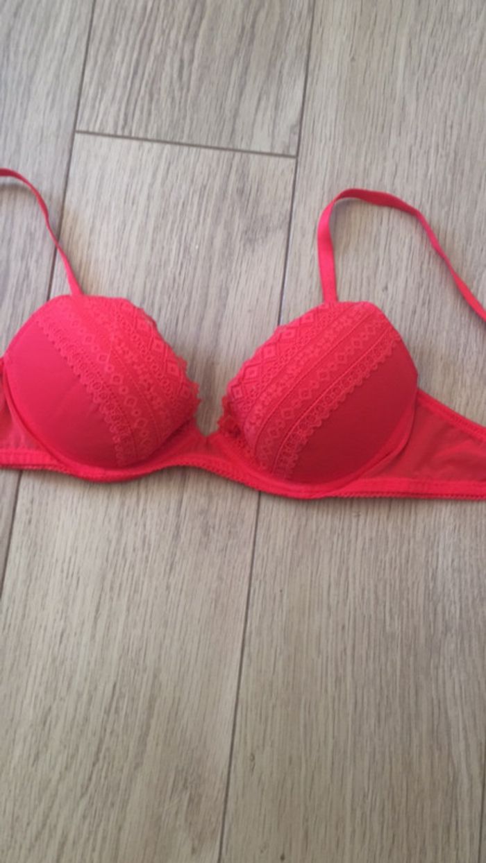 Soutien gorge rouge - photo numéro 3