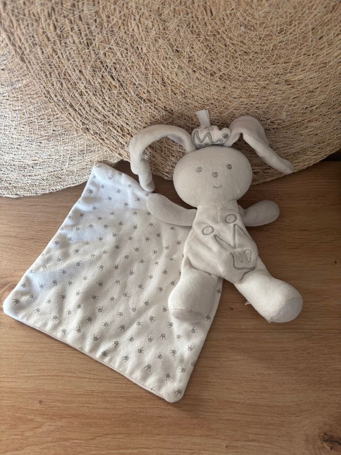Doudou lapin mouchoir blanc gris couronne berlingot