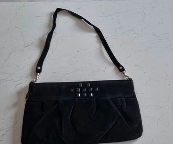 Pochette noire avec anse