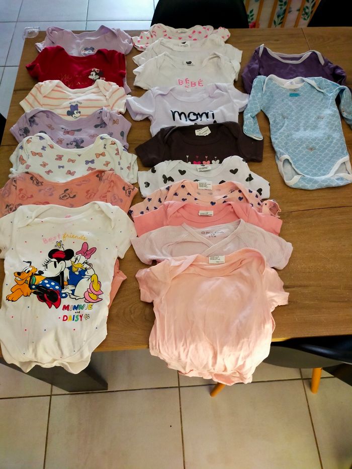 Lot bodies taille 6 mois