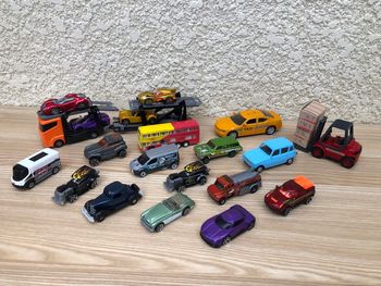 Lot de petites voitures type majorette et autre