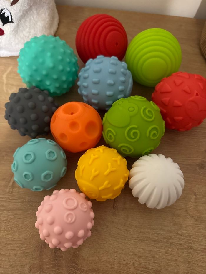 Lot de 12 balles sensorielles - tailles, formes et couleurs différentes - Infantino - photo numéro 3