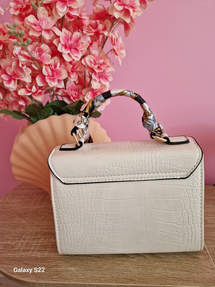 Sac à main bandoulière blanc effet croco détail doré avec foulard - photo numéro 2