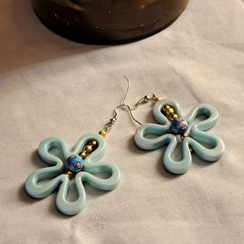 Boucles d'oreilles pendante fleurs bleu et doré