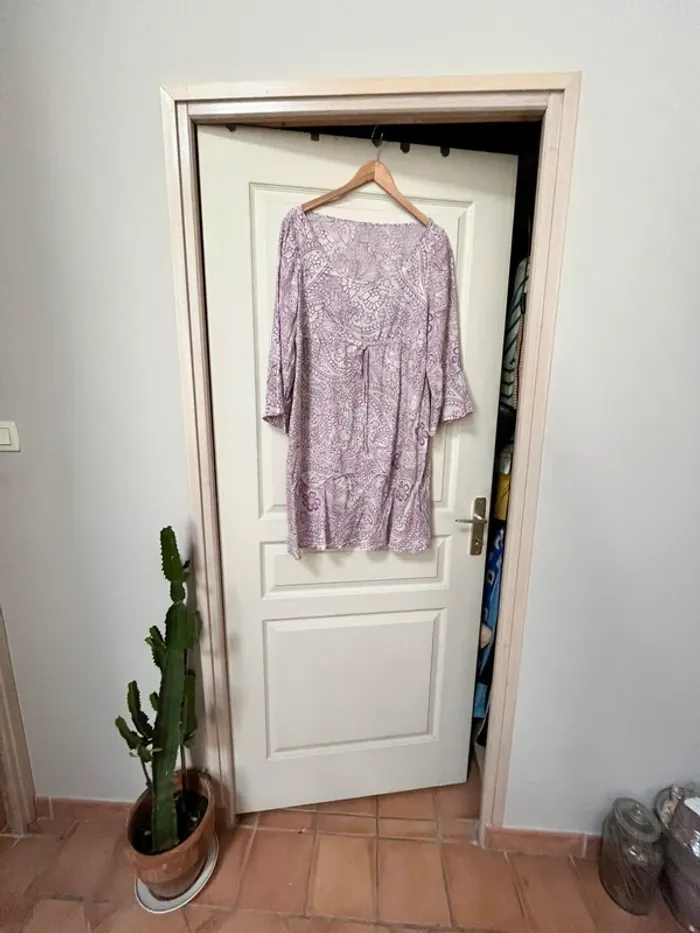 Très jolie Robe en Lin, se resserre sous la poitrine, grise à motif couleur lilas  -Taille - photo numéro 4