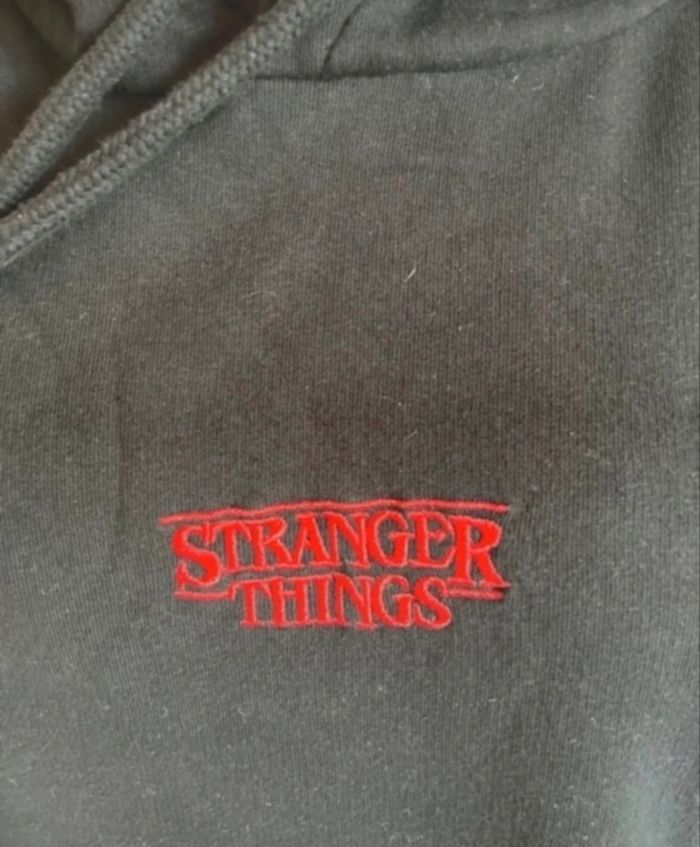 Pull à capuche Stranger Thing taille M de chez Jennyfer en très bon état - photo numéro 3