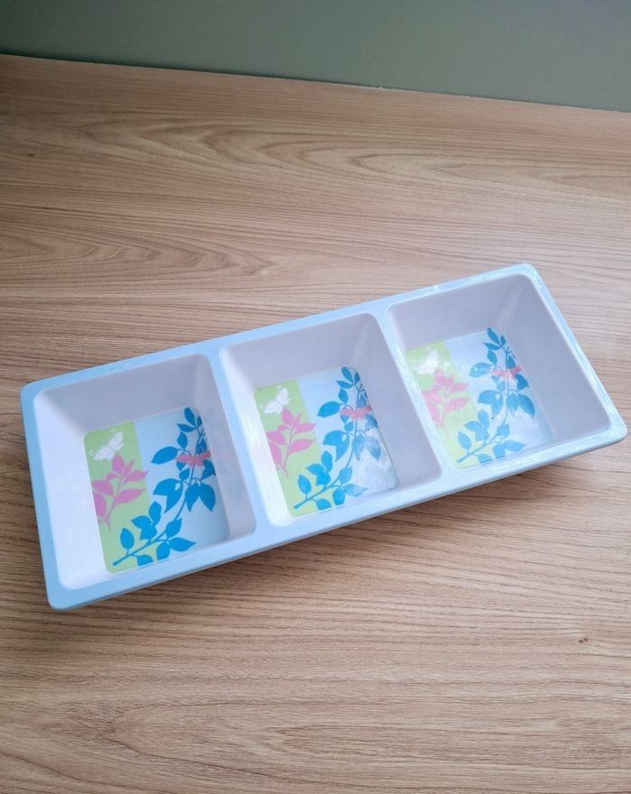 Plat apéritif 3 compartiments bleu/rose/blanc/vert floral/papillon - photo numéro 1