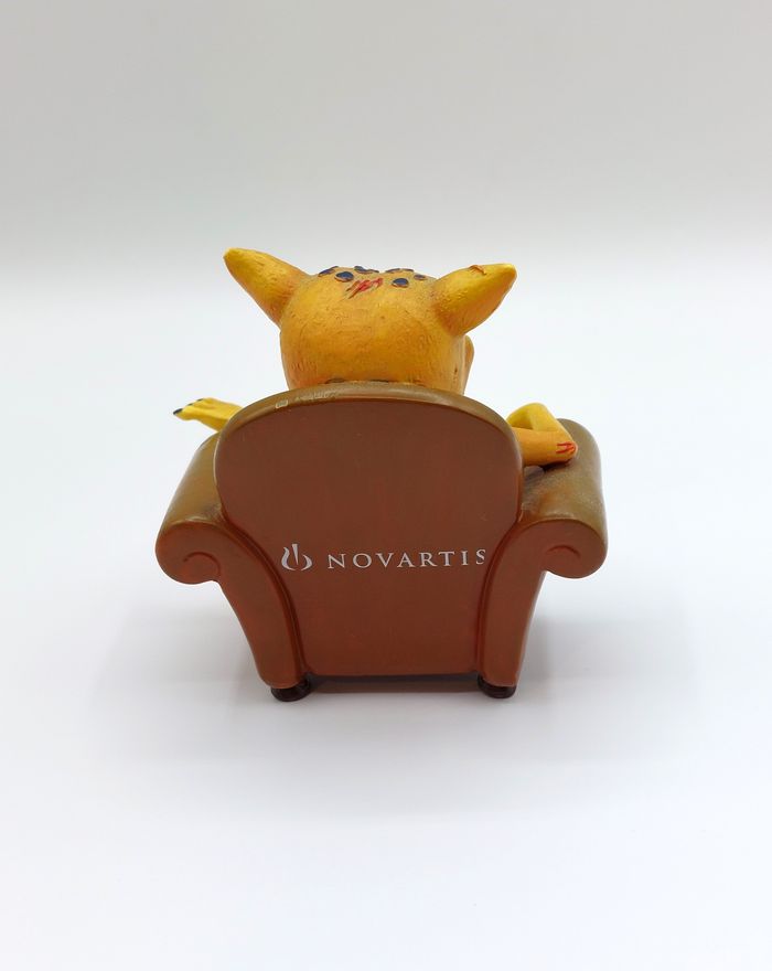 Figurine publicitaire Le champignon NOVARTIS dans un fauteuil hauteur 10 cm - photo numéro 3