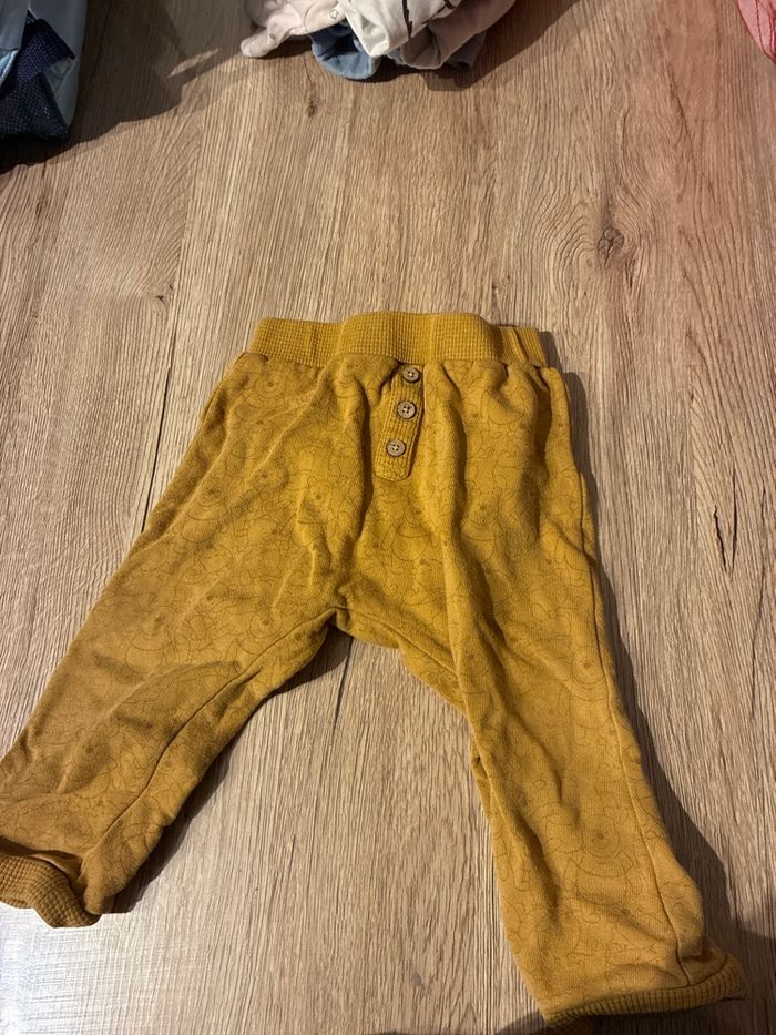 Bonjour, je vends un pantalon Winnie, l’ourson, marque Disney
