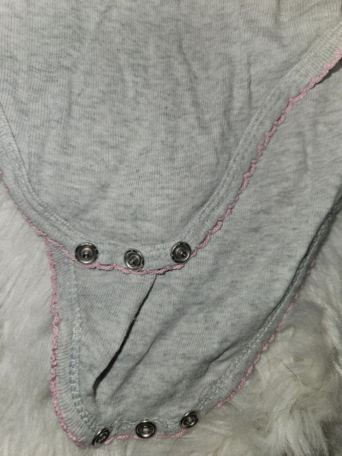 đ¶ Body gris manches longues avec dĂ©tail rose â Kiabi â 24 mois - photo numĂ©ro 3