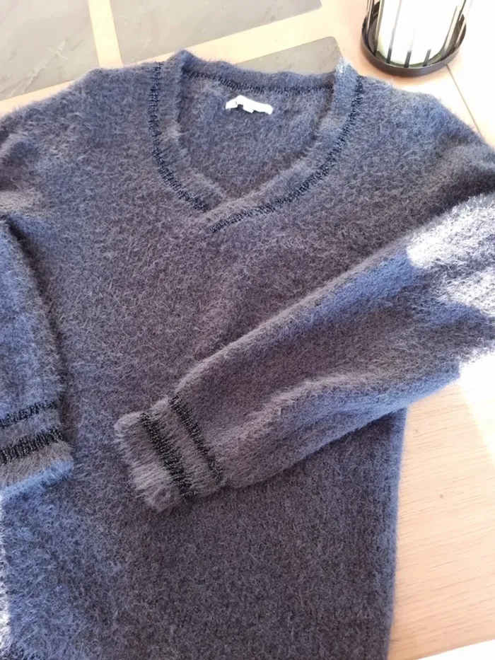 Pull bleu avec effet brillant. U collection. Taille 38 /40