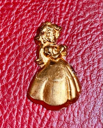 Figurine fève dorée en metal Nintendo Princesse Peach