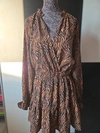 Jolie Robe Doublé avec  Décolleté en V Taille M