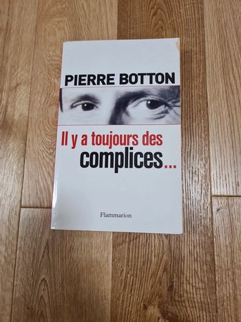 Il y a toujours des complices